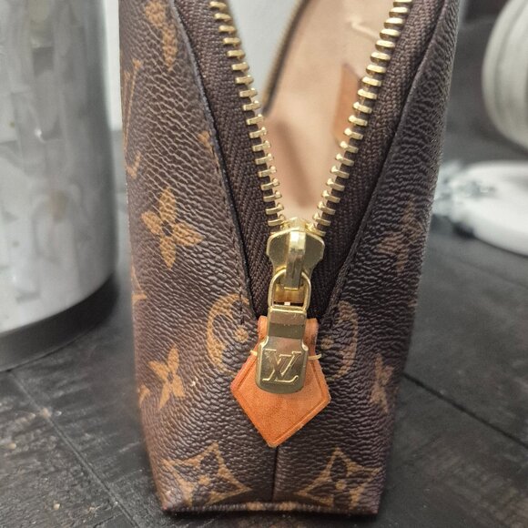 ❤️Authentic Louis Vuitton Cosmetic Pouch MM Monogram - Picture 3 of 5